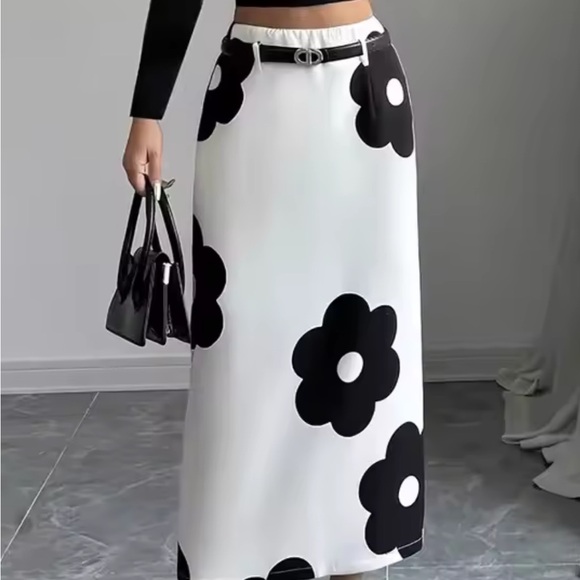 Black and White Floral Print Maxi Skirt - Picture 9 of 14
